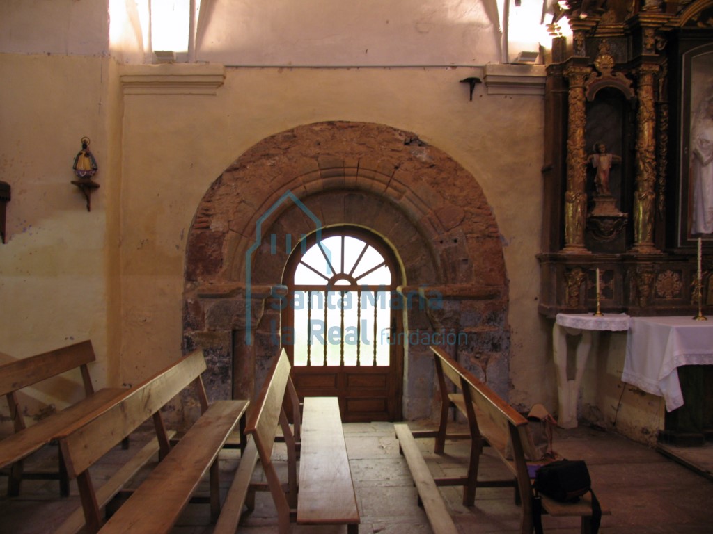 Desde el interior portada románica en el muro norte de la nave