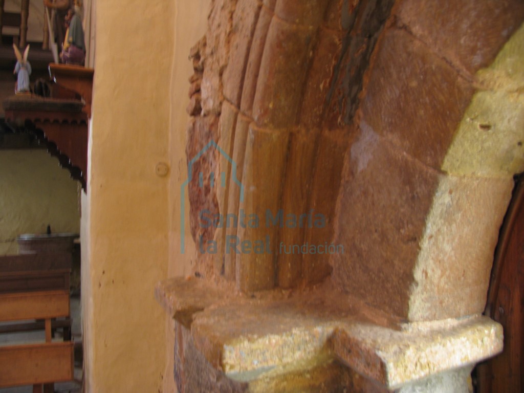 Detalle de las arquivoltas por el interior de la portada románica en el muro norte de la nave