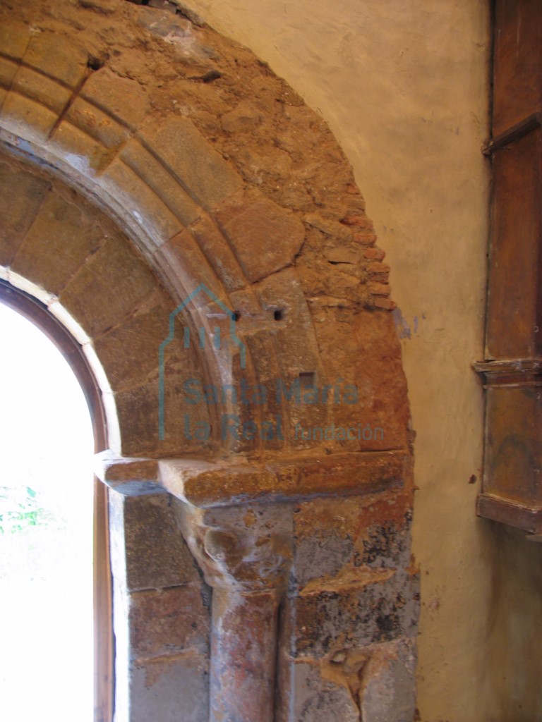Detalle del lado derecho de la portada románica en el muro norte de la nave