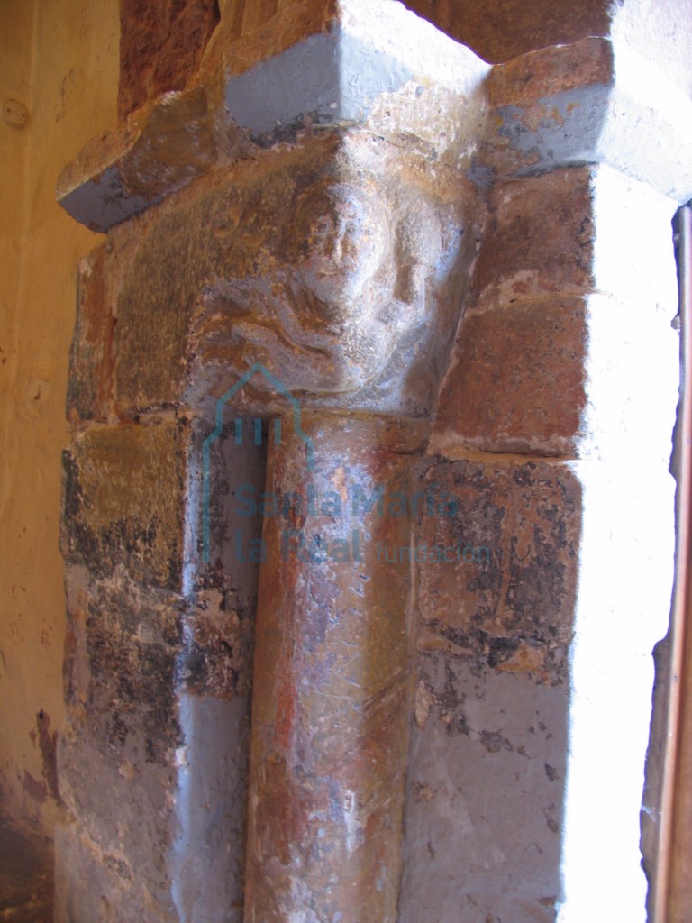 Columnilla del lado derecho de la portada septentrional en el interior de la iglesia