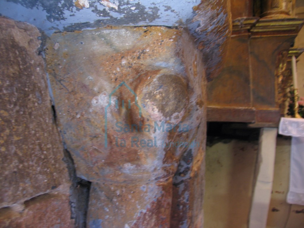 Capitel del lado izquierdo de la portada septentrional en el interior de la iglesia