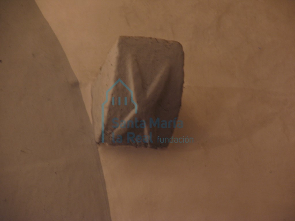 Detalle de un capitel al lado derecho del arco del triunfo