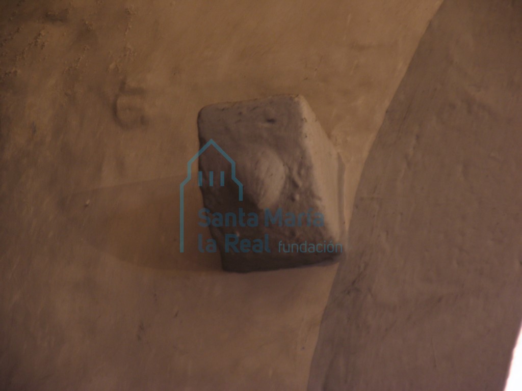 Detalle de un capitel al lado izquierdo del arco del triunfo