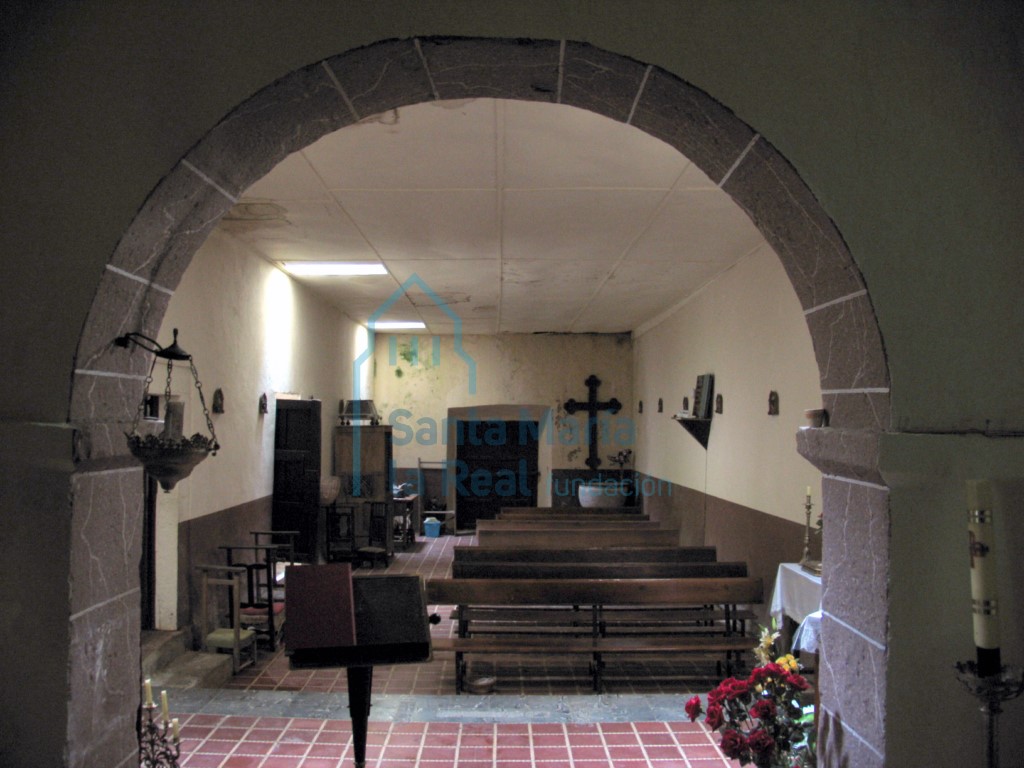 Interior hacia los pies desde el ábside