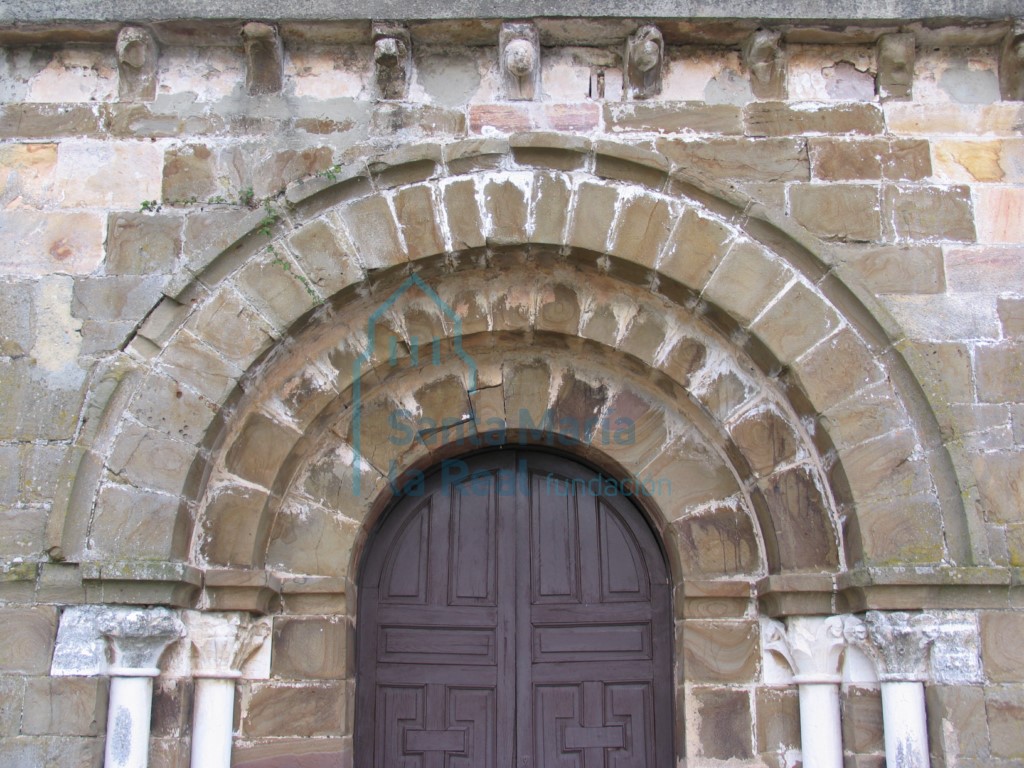 Detalle de las arquivoltas de la portada occidental