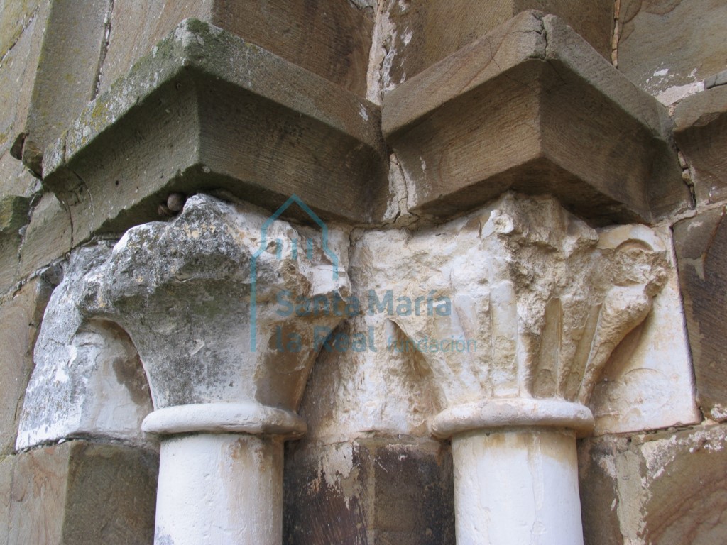 Detalle de los capiteles del lado izquierdo de la portada occidental