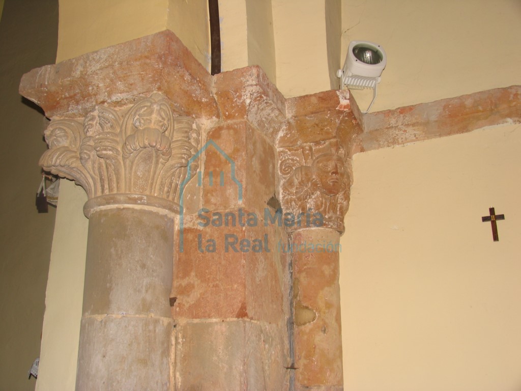 Capiteles del arco triunfal del lado del evangelio