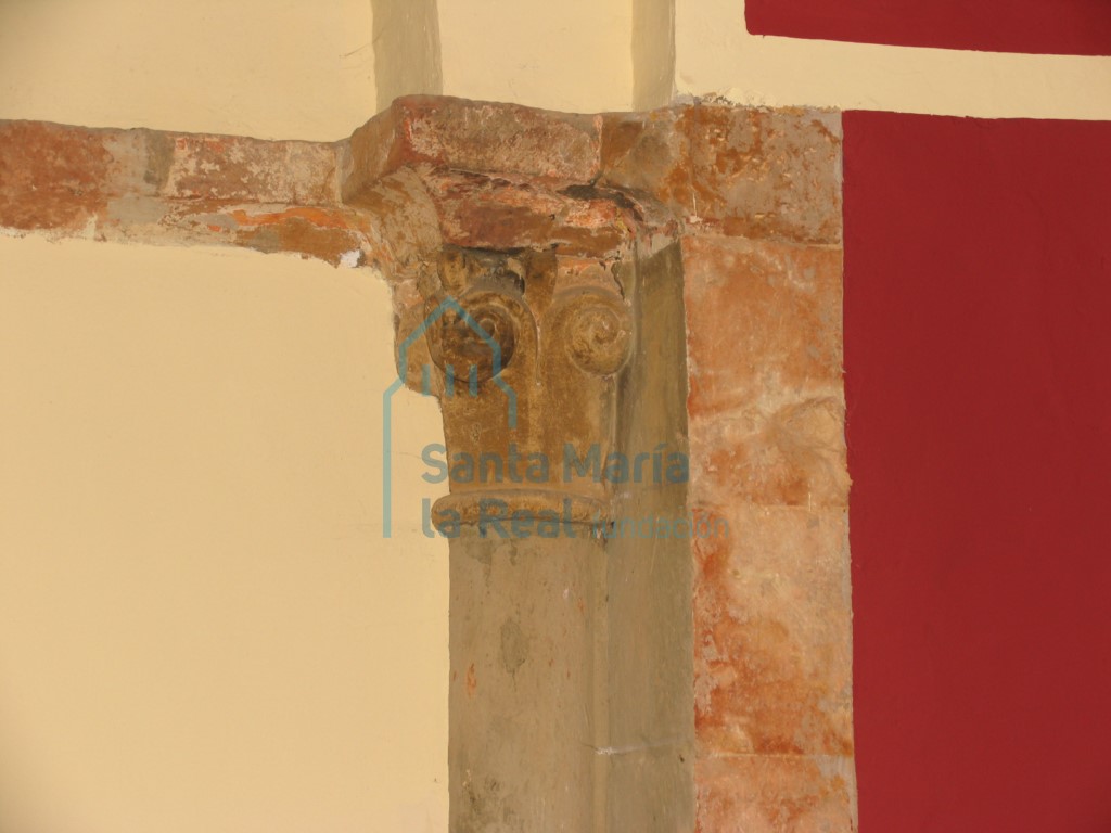 Capitel de la columna del interior del ábside en el lado del evangelio