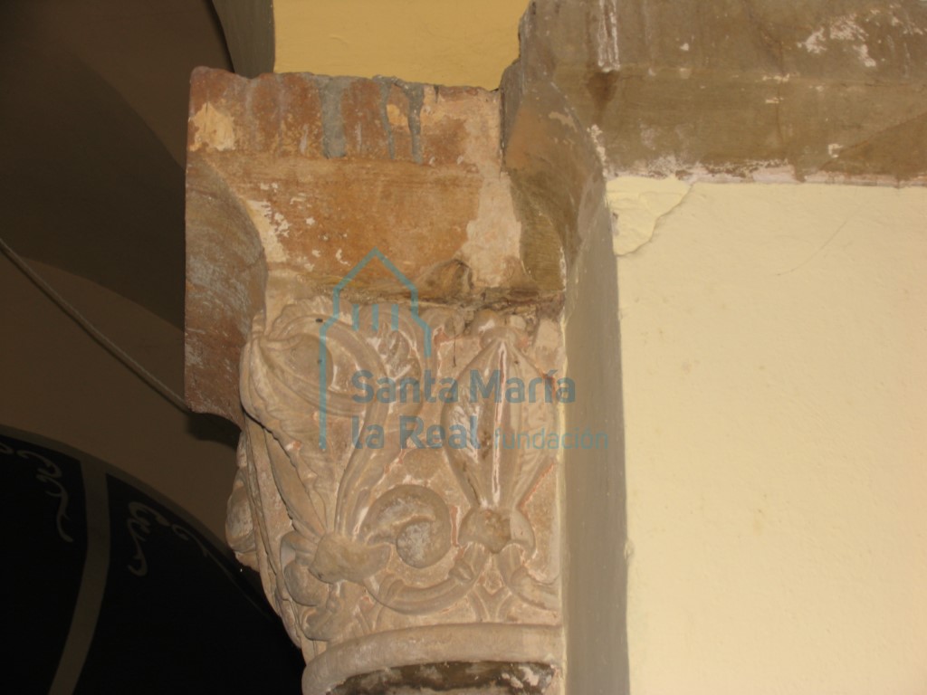 Capitel exterior del arco triunfal en el lado de la epístola