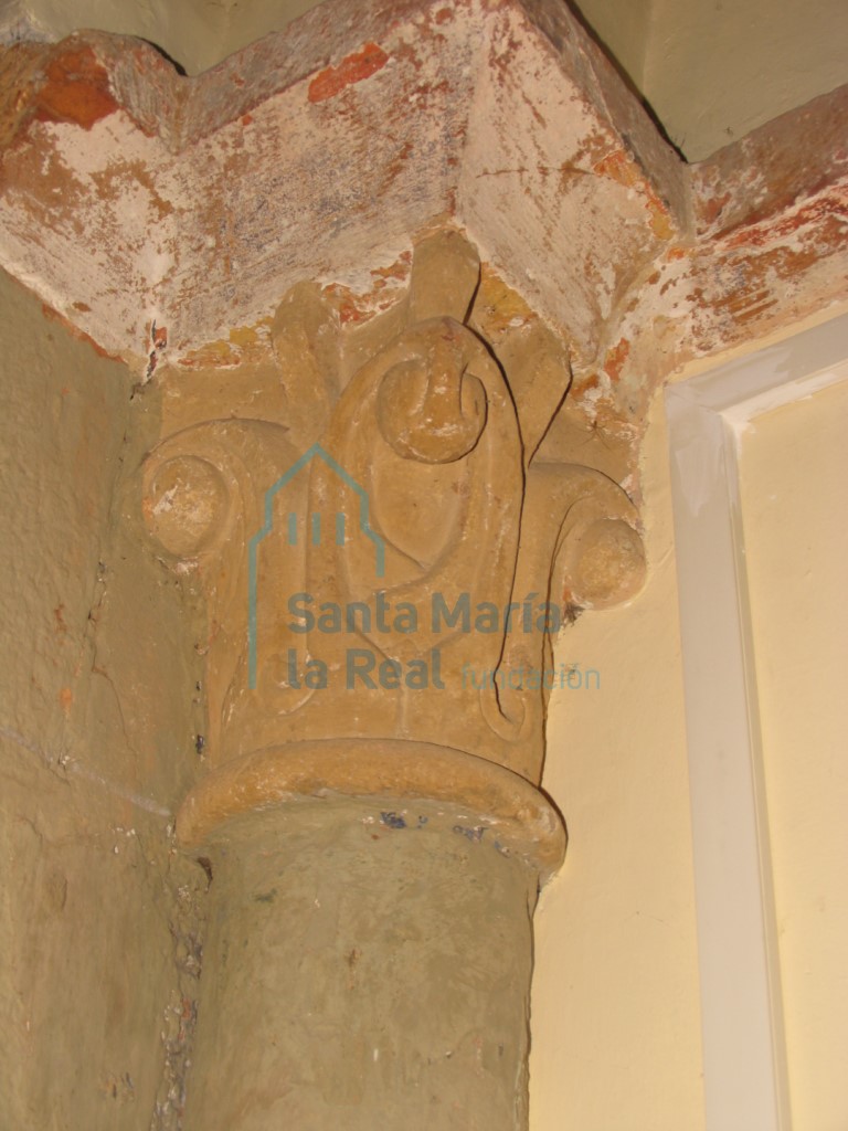 Detalle del capitel de la columna del interior del ábside en el lado de la epístola