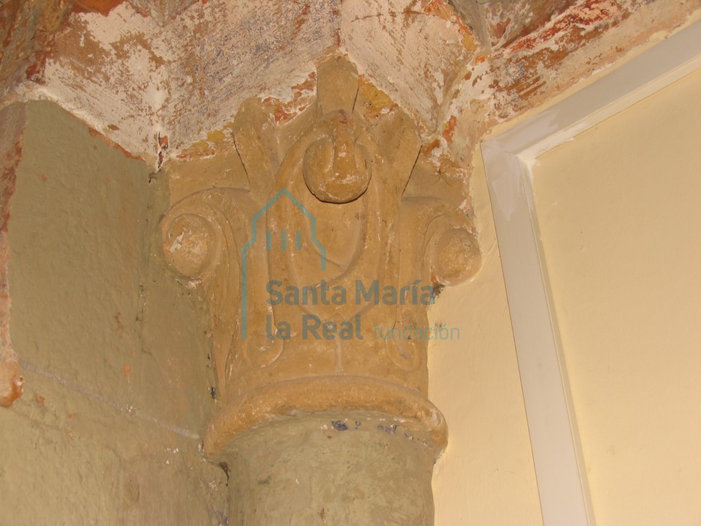 Detalle del capitel de la columna del interior del ábside en el lado de la epístola