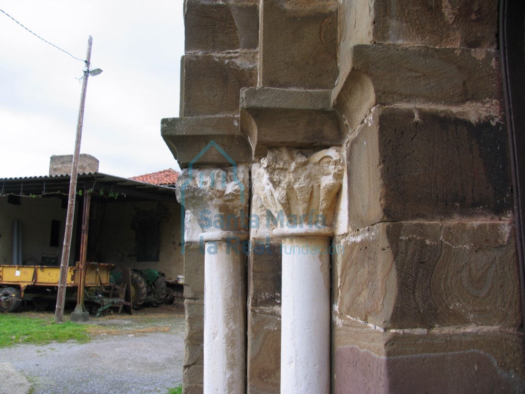 Detalle de las columnillas del lado izquierdo de la portada occidental
