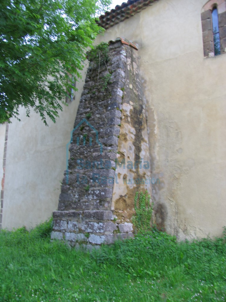 Contrafuerte de la nave septentrional