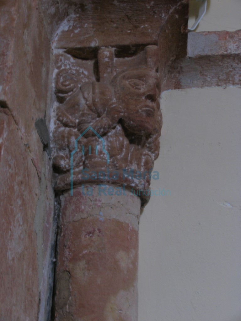 Capitel interior del arco triunfal en el lado del evangelio