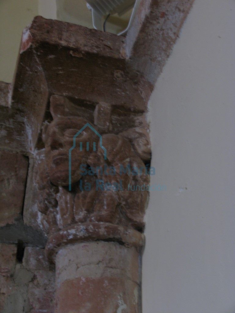 Capitel interior del arco triunfal en el lado del evangelio