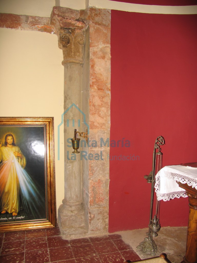Columna del interior del ábside en el lado del evangelio