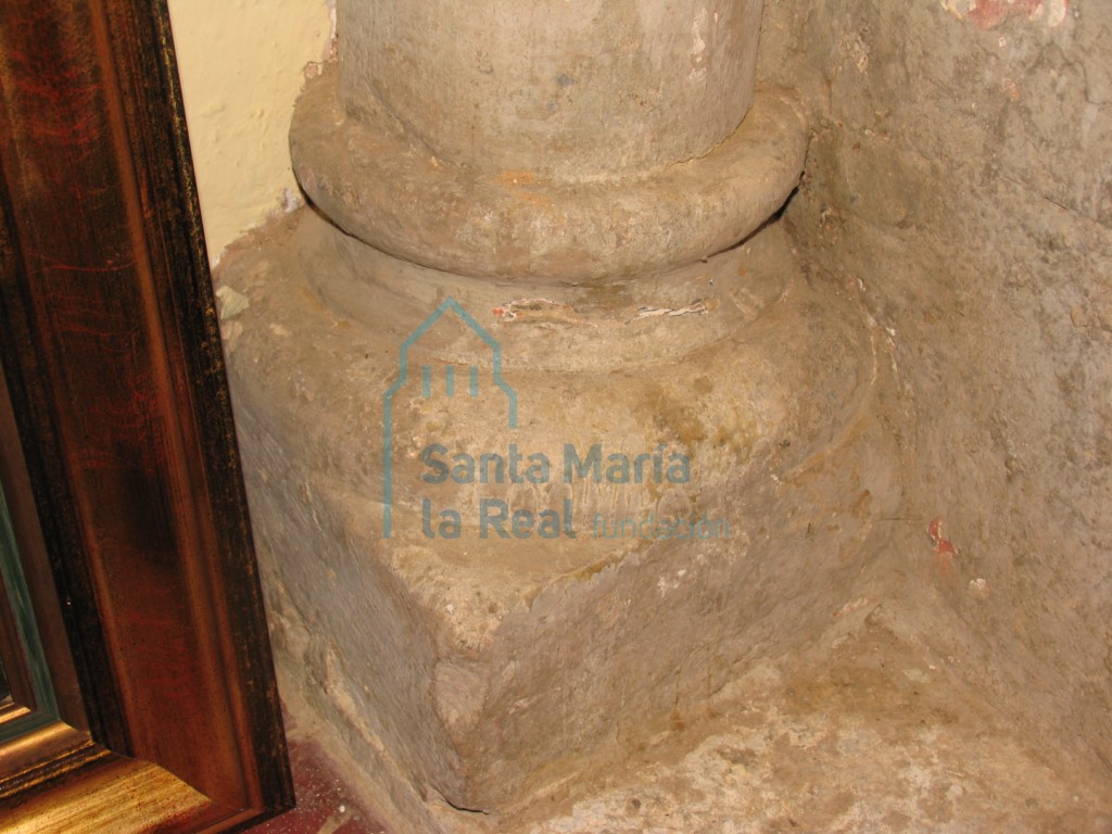Basa de la columna del interior del ábside en el lado de la epístola