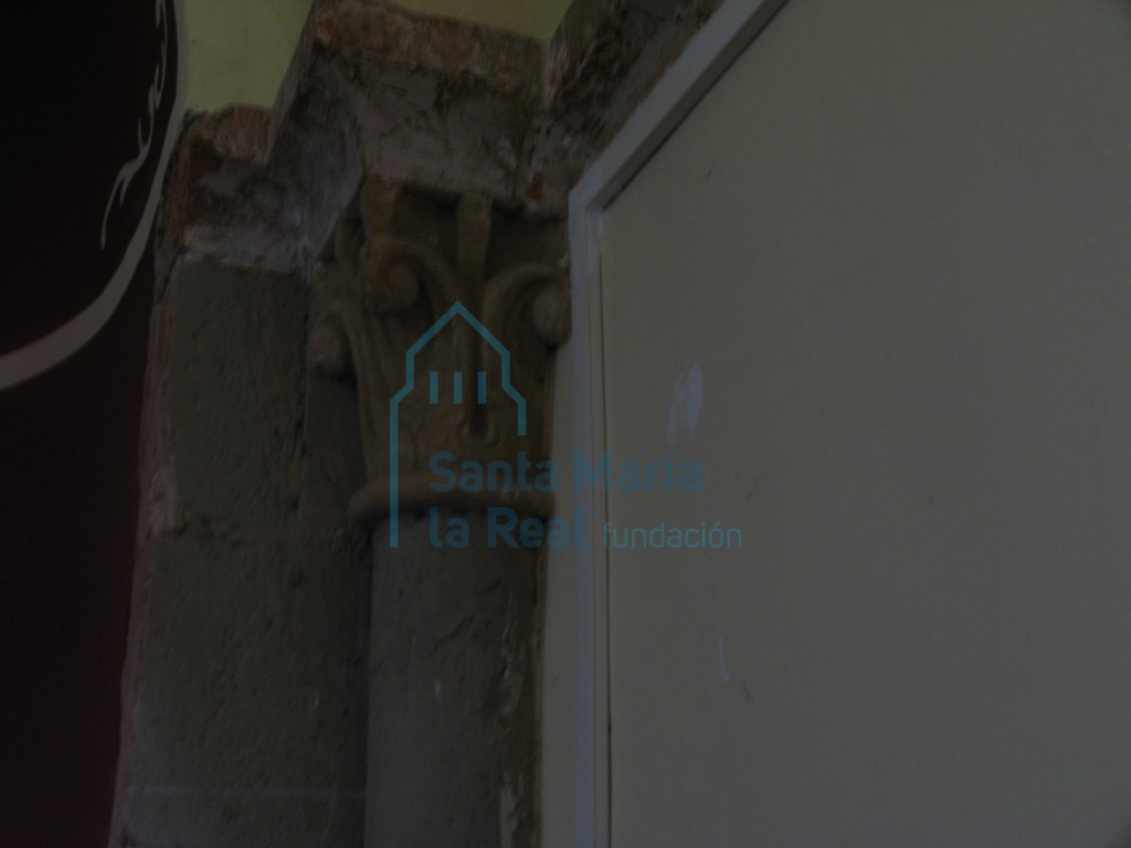 Detalle del capitel en el lado sur del ábside