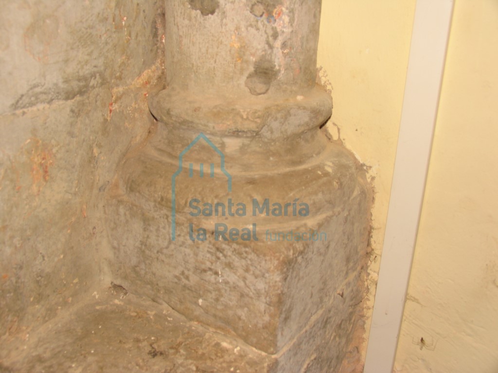 Detalle de la basa en el lado sur del ábside