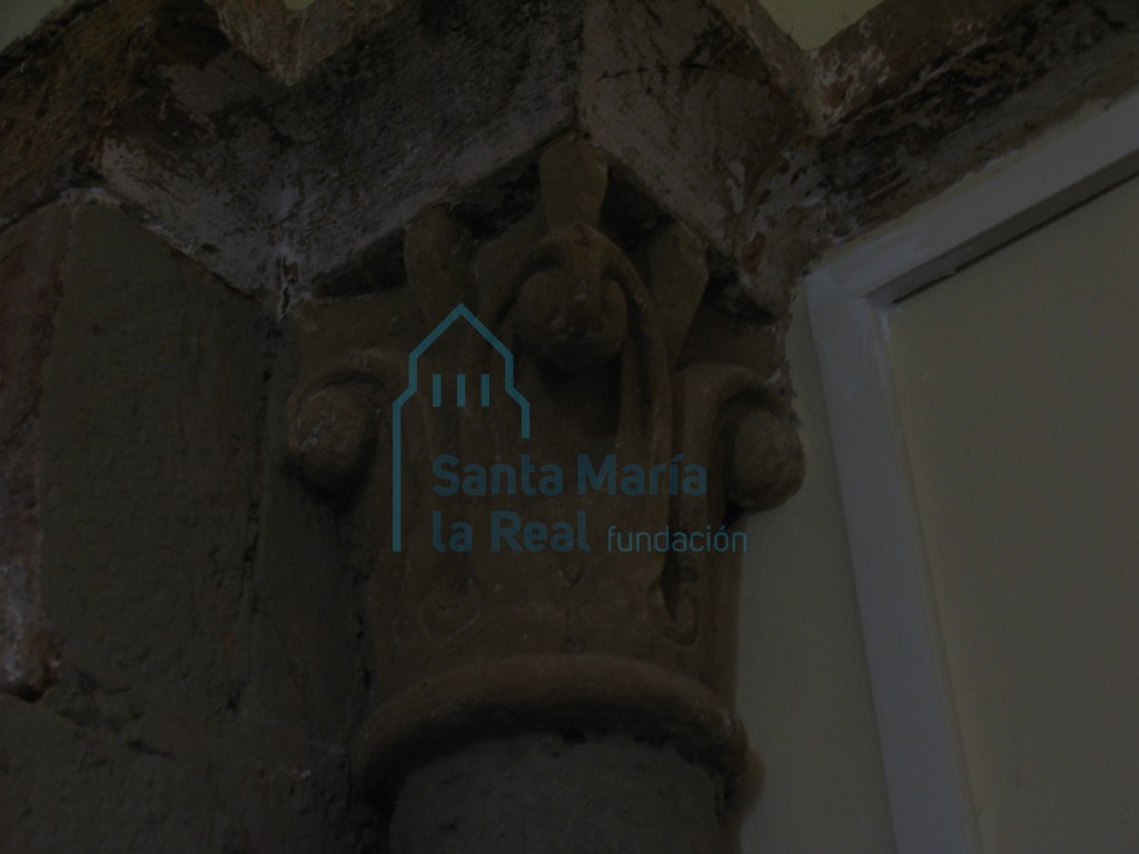 Capitel de la columna del interior del ábside