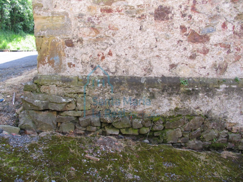 Detalle del basamento de la cabecera
