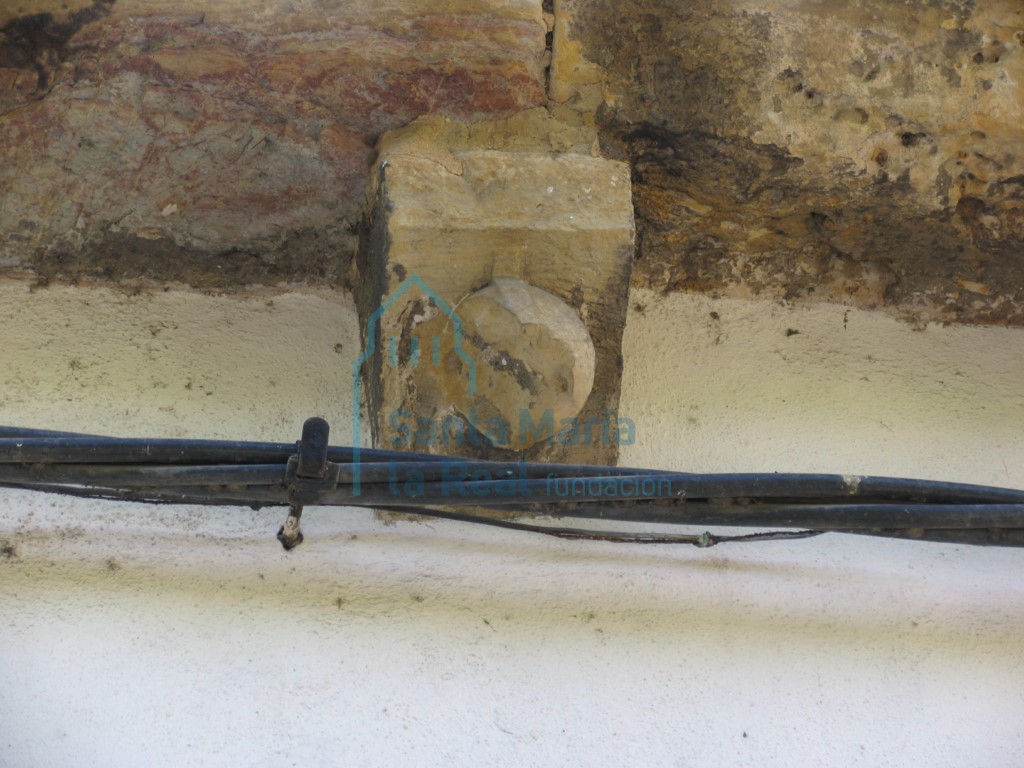Detalle de canecillo de la cabecera