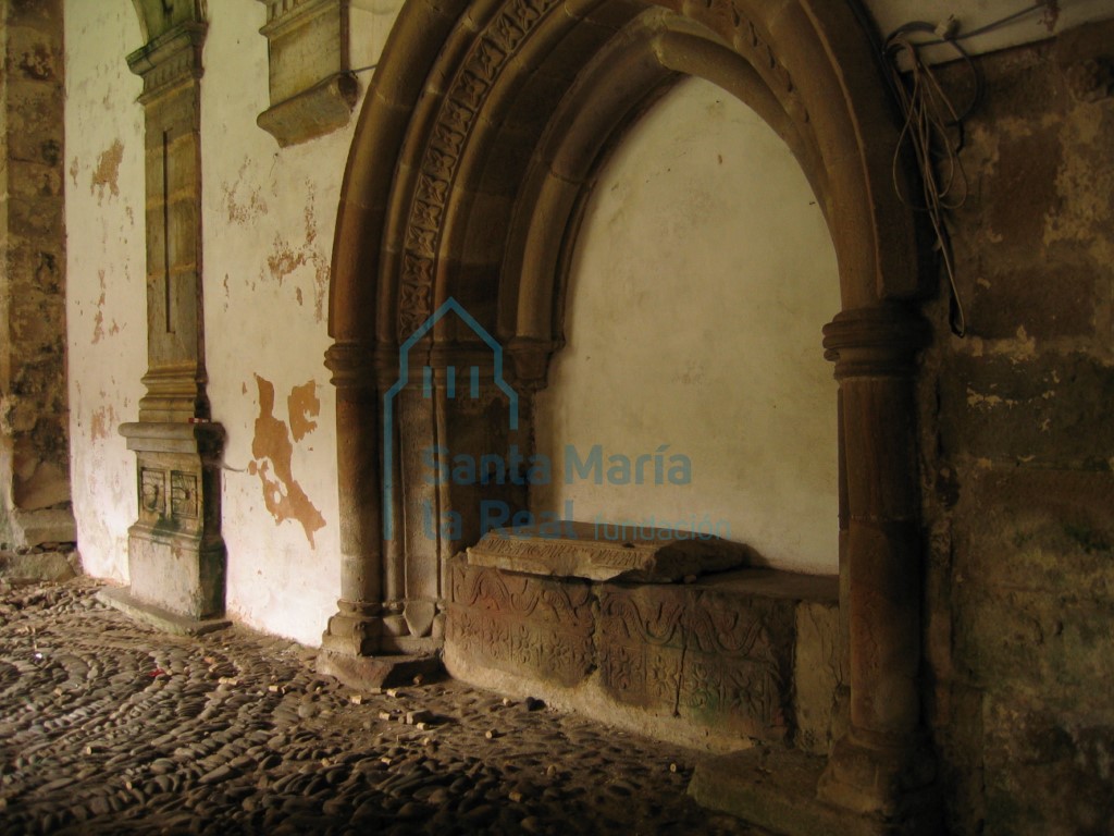 Arcosolio funerario en el claustro
