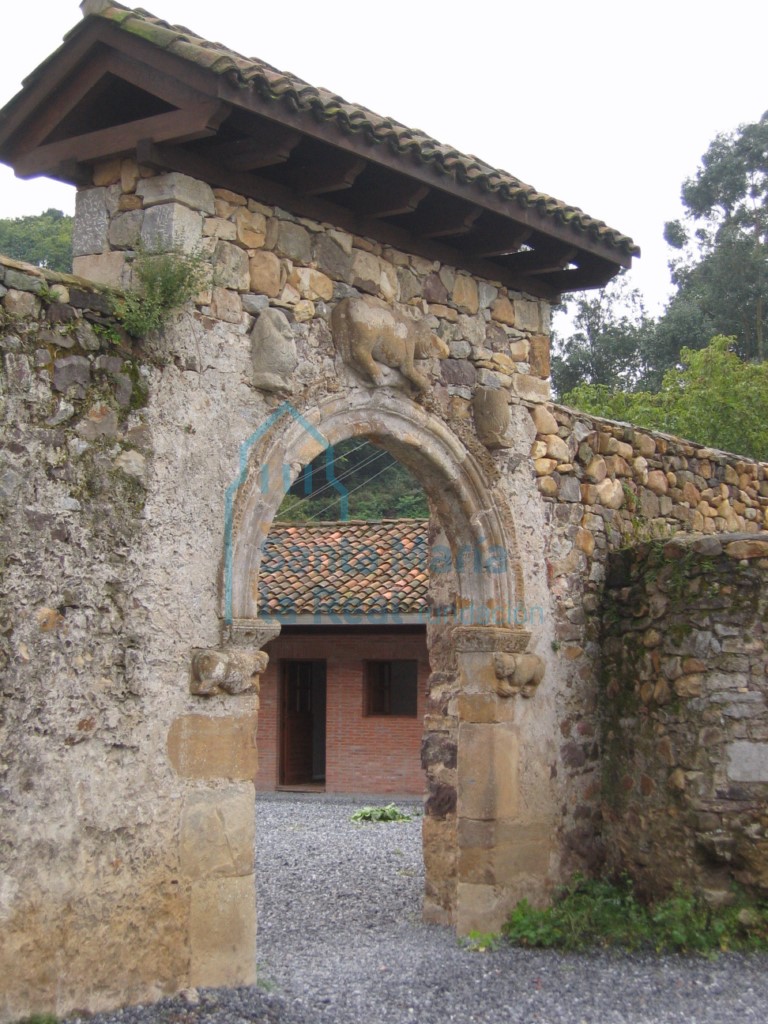 Portada exterior con relieves