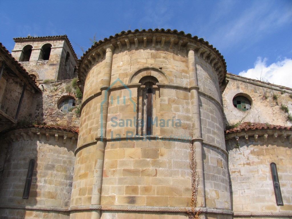 Detalle del exterior de la cabecera