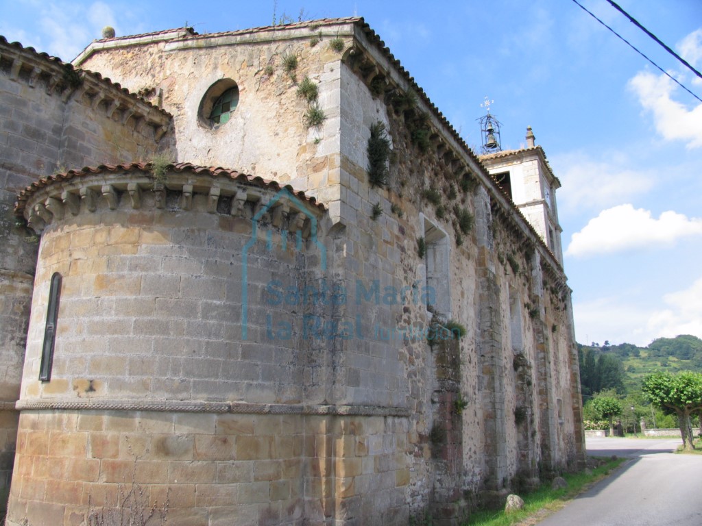 Detalle del ábside de una de las capillas en el exterior de la cabecera