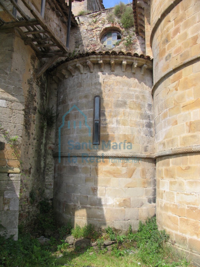 Detalle del ábside de una de las capillas laterales. Vista exterior
