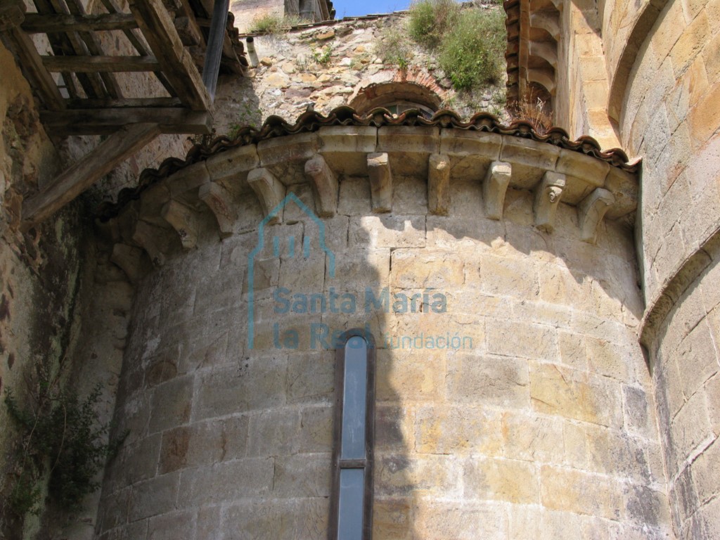 Ventana del ábside de una de las capillas laterales
