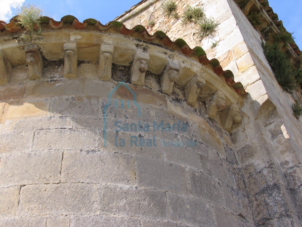 Canecillos en el exterior de la cabecera