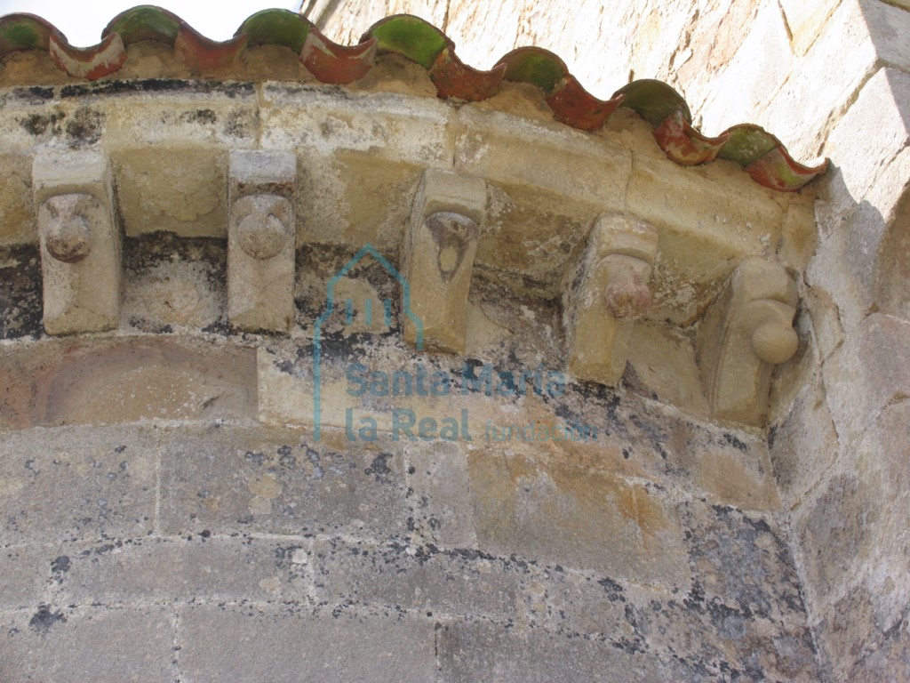 Canecillos en el exterior de la cabecera