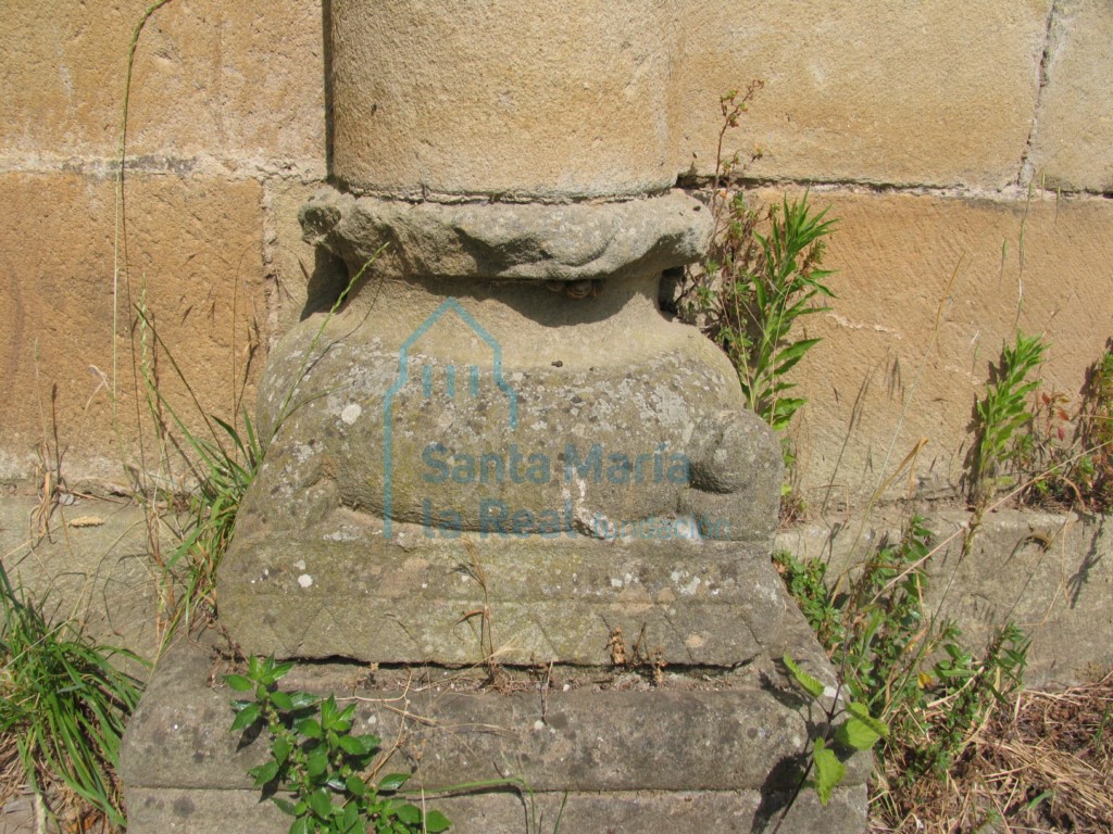 Detalle de una basa en el exterior de la cabecera