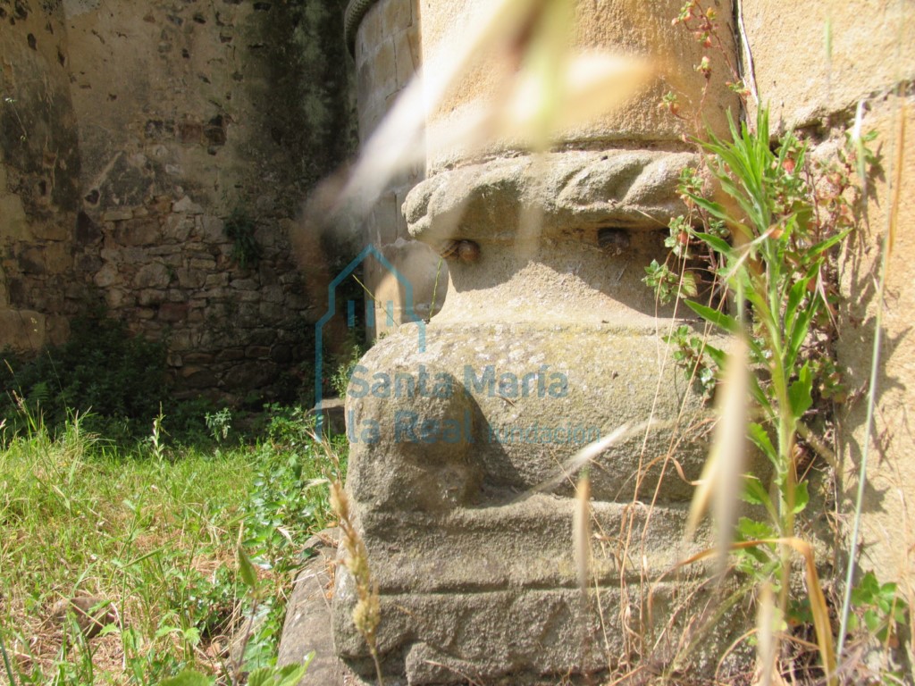 Detalle de una basa en el exterior de la cabecera