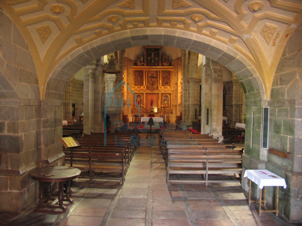 Vista interior del templo, de los pies a la cabecera