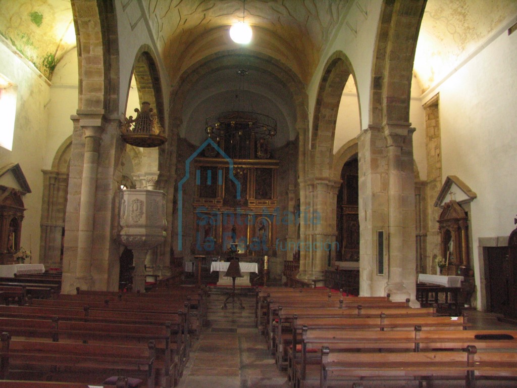 Interior del templo, de los pies a la cabecera