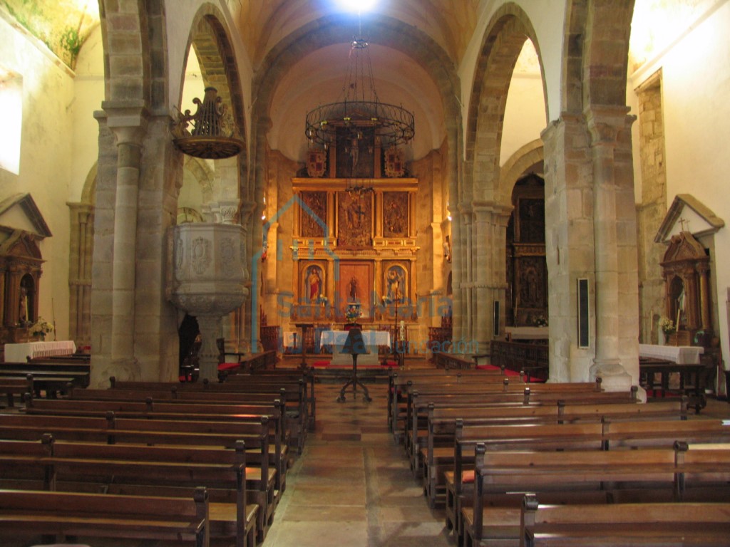 Interior del templo de los pies a la cabecera