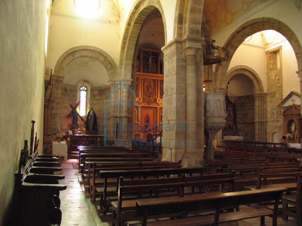 Interior del templo de los pies a la cabecera