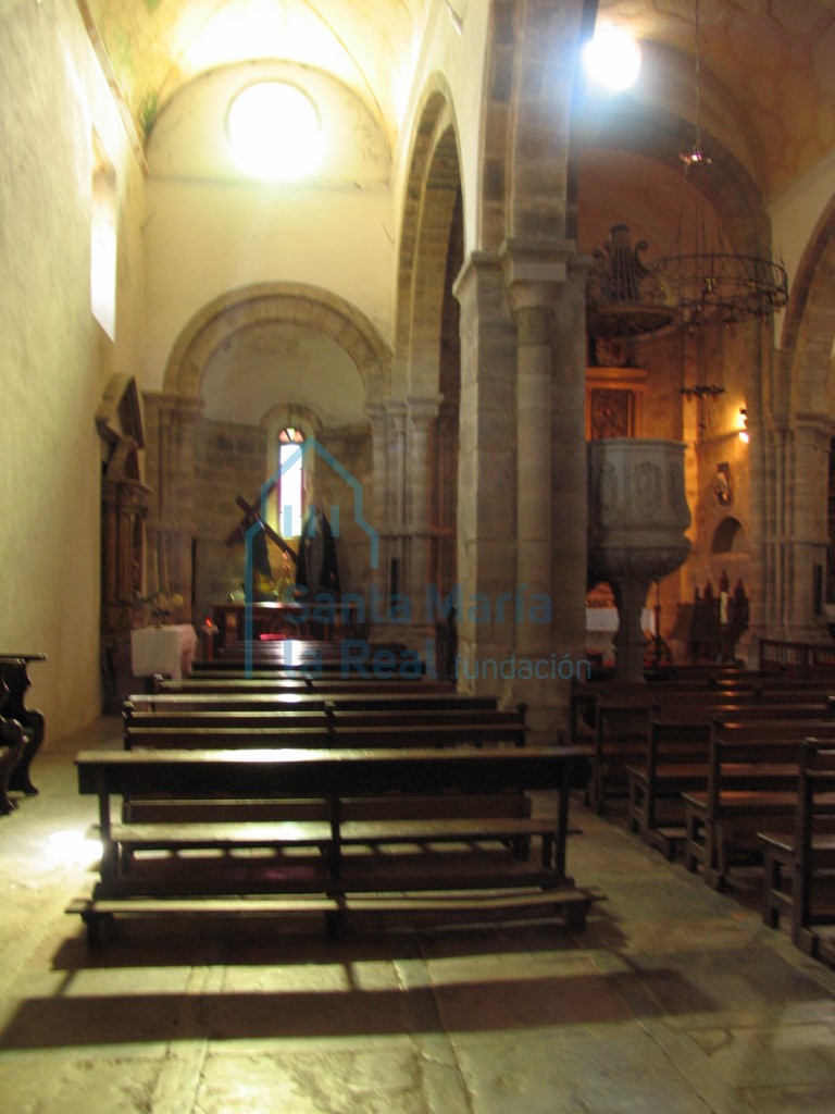 Interior hacia la cabecera. Ábside nave septentrional