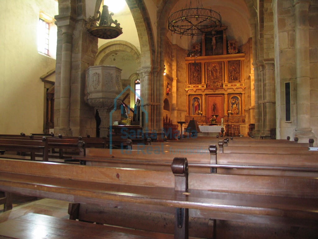 Interior del templo en dirección a la nave septentrional
