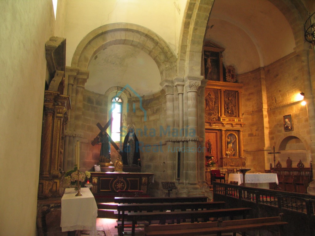 Interior del templo hacia el ábside de la nave septentrional Interior del templo hacia el ábside de la nave septentrional