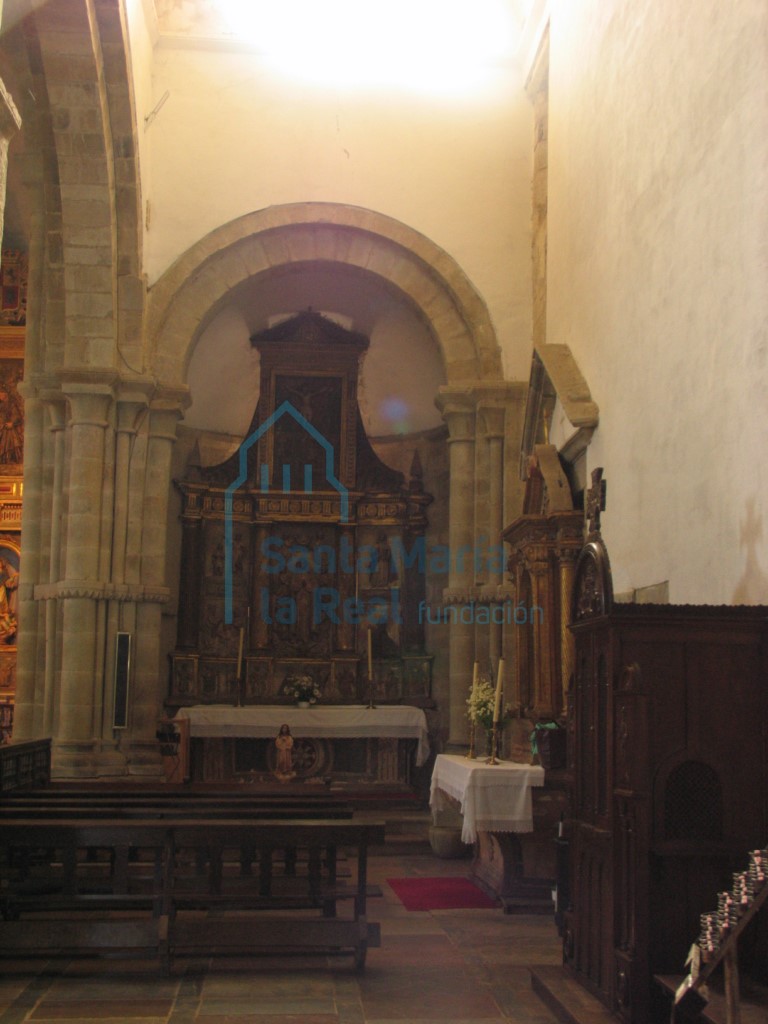 Interior del templo hacia el ábside de la nave meridional
