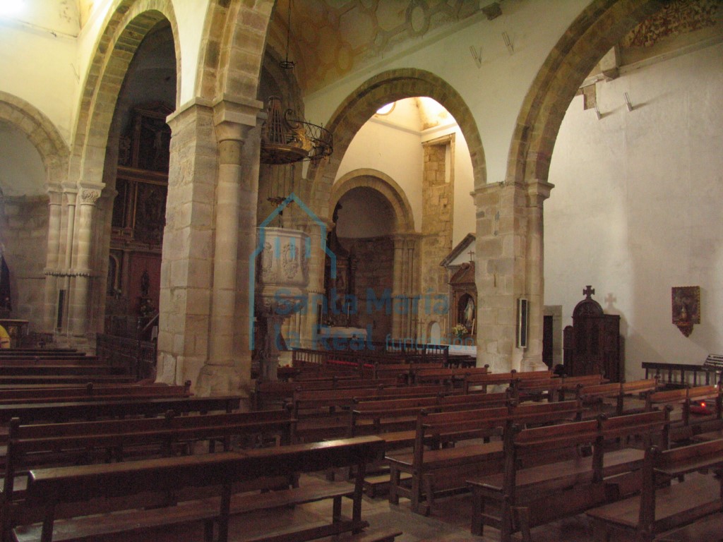 Interior del templo en dirección a la cabecera meridional