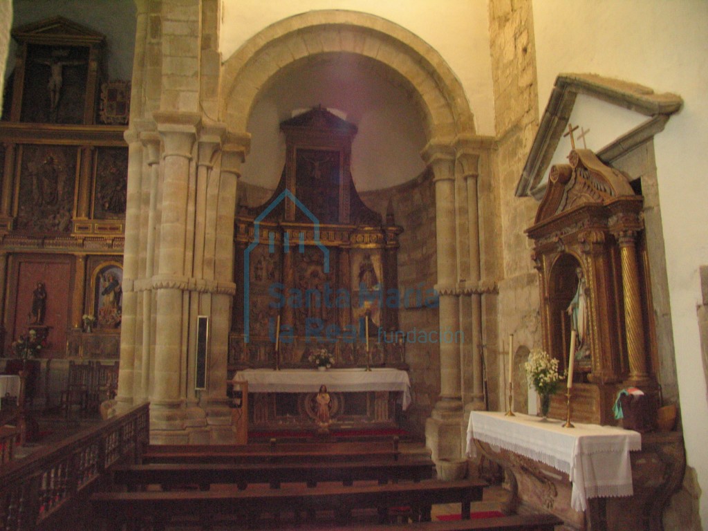Interior del templo hacia el ábside de la nave meridional
