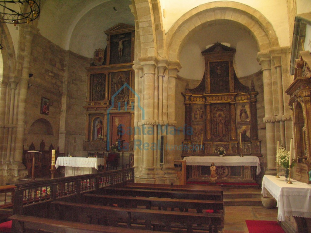 Interior del templo hacia el ábside de la nave meridional
