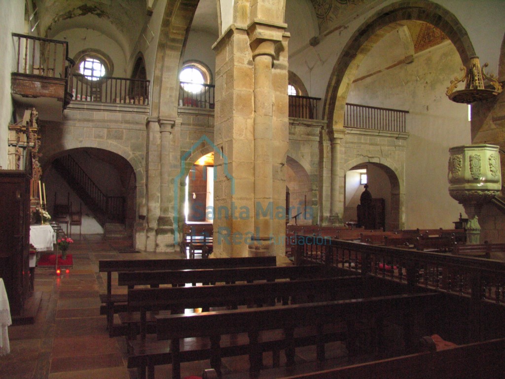 Interior del templo hacia los pies