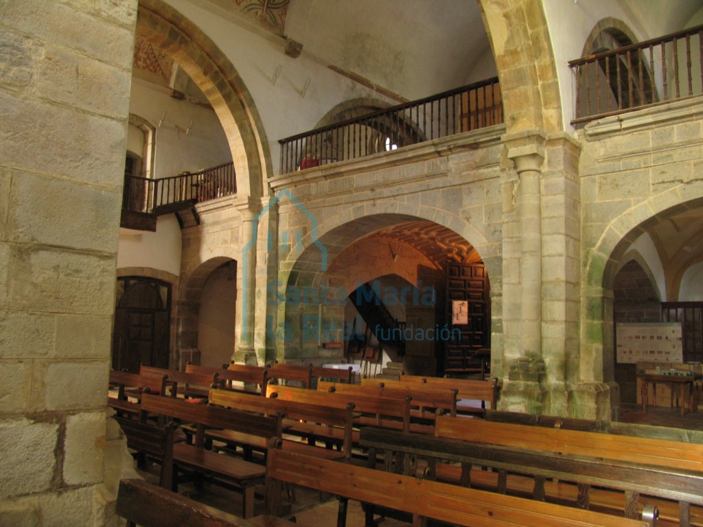 Interior del templo hacia los pies