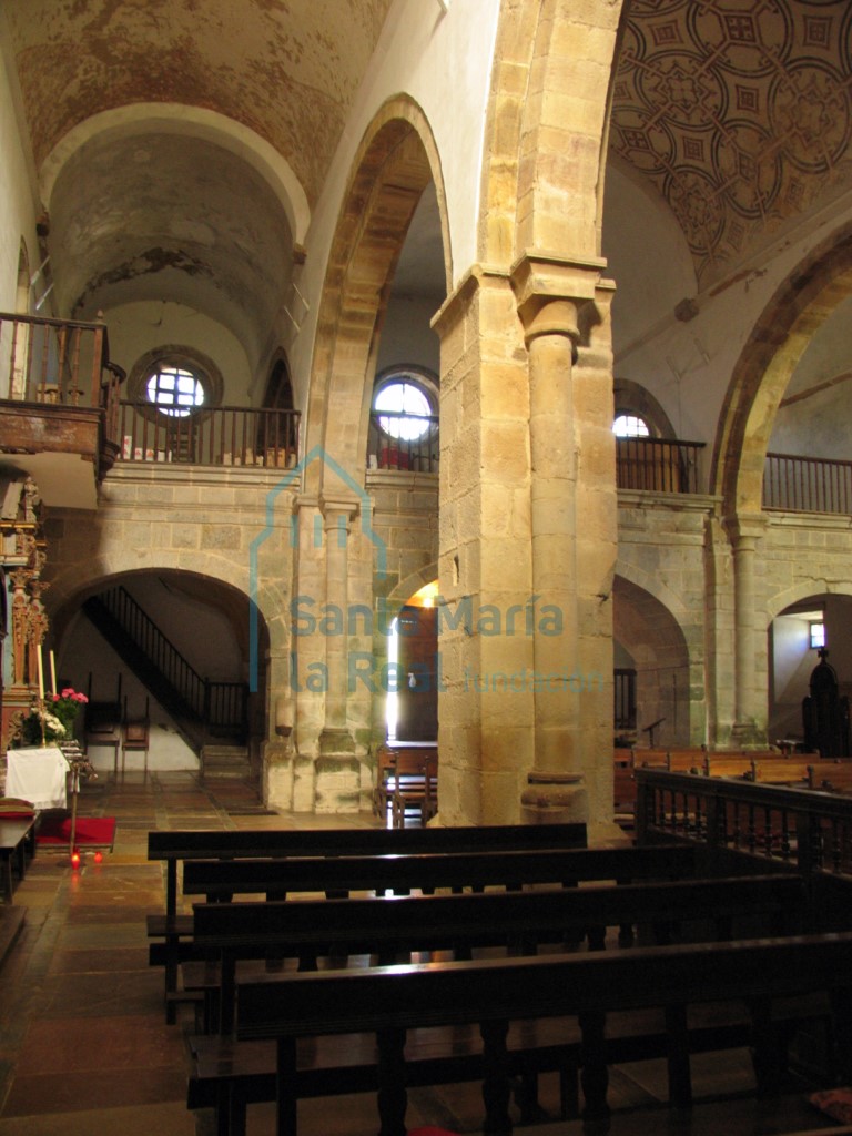 Interior del templo hacia los pies